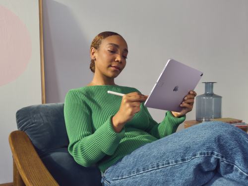 Apple iPad Air lifestyle 240507 5e95b1 6ffd9a 1